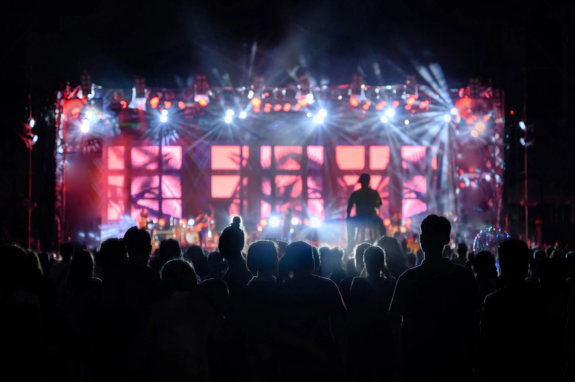 silhouette-youth-audience-are-watching-the-night-c-2025-03-25-20-05-07-utc2.webp